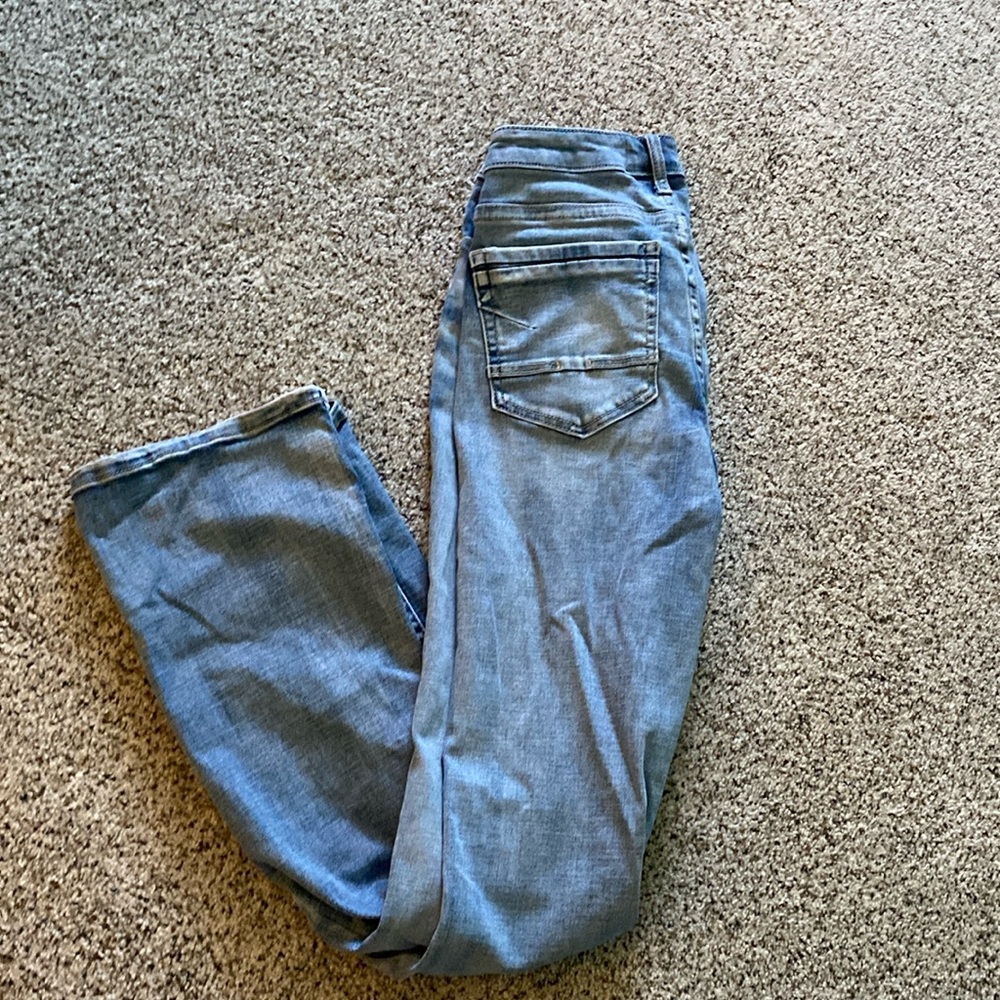 BKE Universal Fit, Mid-rise and tailor boot cut!